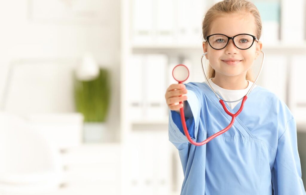 9-Jähriger führt alleine Nierentransplantation durch – Gewerkschaft klagt wegen Kinderarbeit 1 Ein Mädchen mit Brille mit einem Stethoskop, Stichwort Nierentransplantation.
(c) AdobeStock