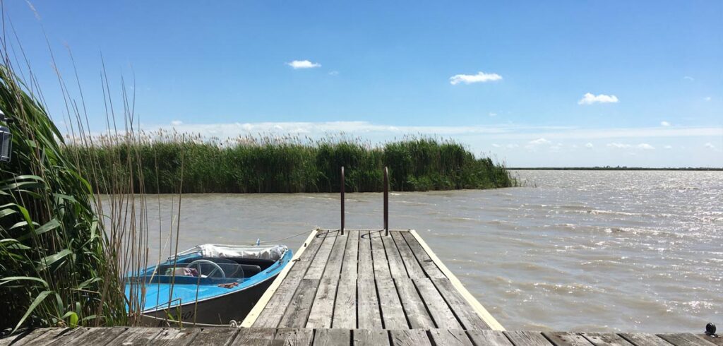 Steg mit Boot am Neusiedlersee. (c) Pixabay.com