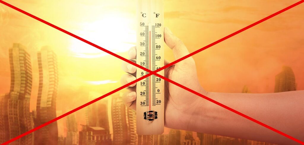 Illustration: Eine Hand, die vor einer vor Hitze flimmernden Stadt ein Thermometer hält; das Bild ist durchgestrichen. (c) AdobeStock