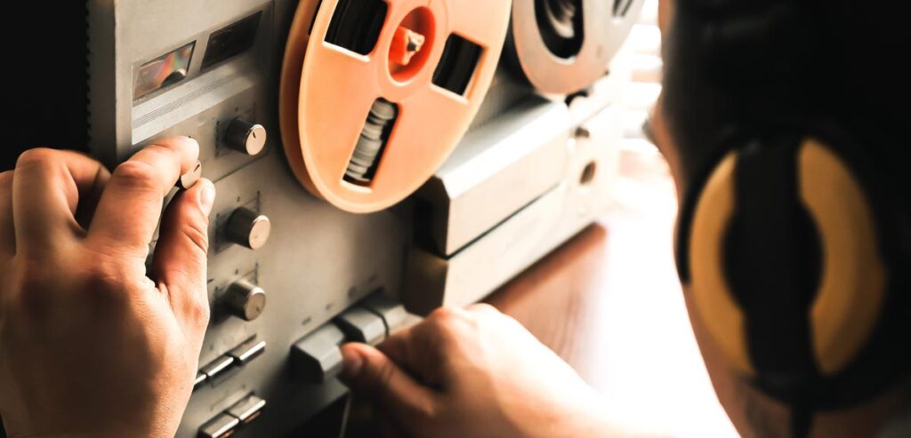 Österreich kauft auf Amazon 100 Spione, um Nachrichtendienste zu stärken 1 Ein Mann an einem alten Aufnahmegerät, Stichwort Spion.
(c) AdobeStock