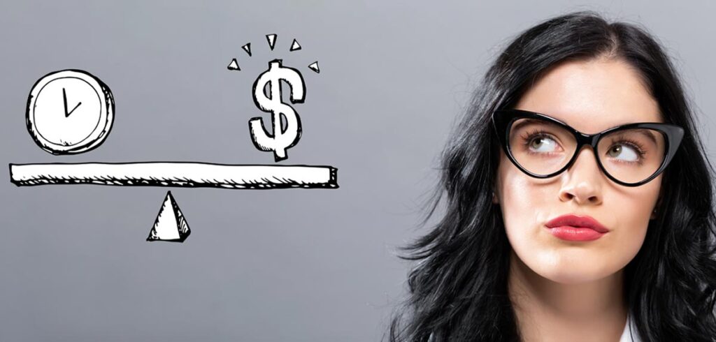 Der Kopf einer Frau mit Brille und lockigen schwarzen Haaren, die nach ober schaut; daneben die Grafik einer Waage mit einem Wecker und einem Dollar-Zeichen. (c) AdobeStock