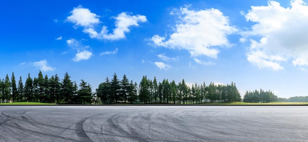 ÖVP-Plan: Mit Vollgas dem Klimawandel entkommen #Fluchtstraßeninitiative 1 Eine große breite Straße neben einem Wald, Stichwort Klimawandel.
(c) AdobeStock