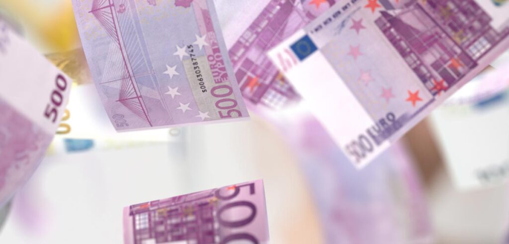 Fallende 500 Euro Scheine. (c) AdobeStock