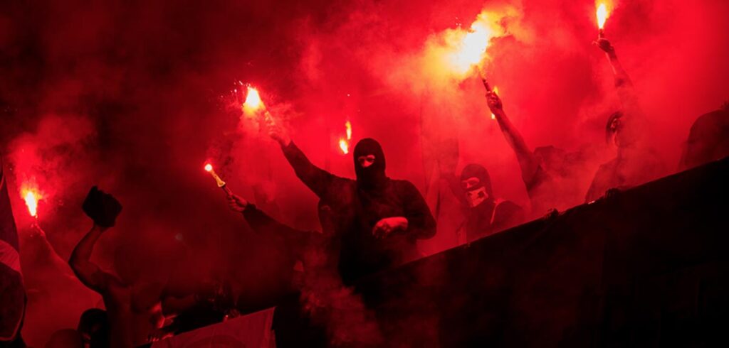 Hooligans mit bengalischen Feuern. (c) AdobeStock