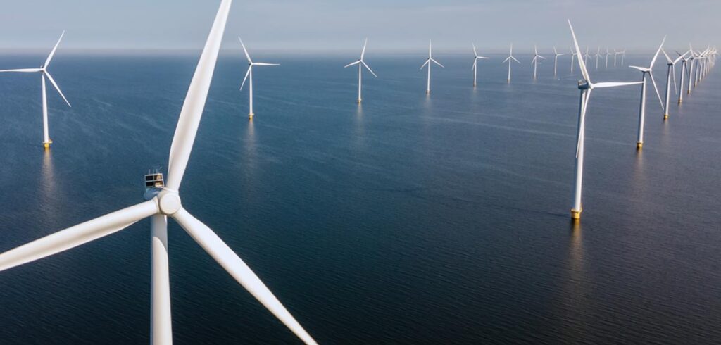 Windräder eines Windparks im Meer. (c) AdobeStock
