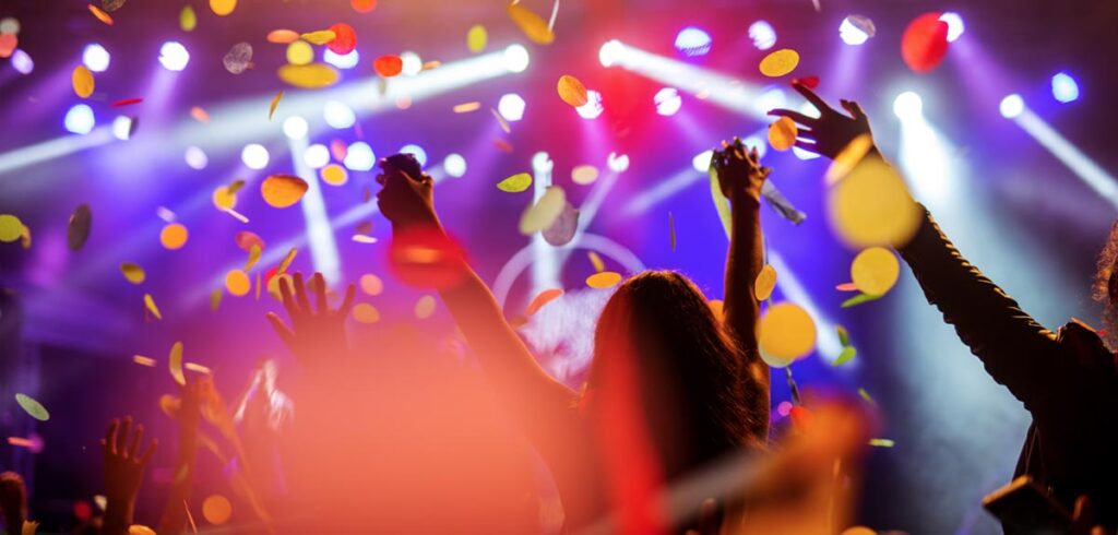 Feiernde Party-People, Stichwort Nehammer. (c) AdobeStock