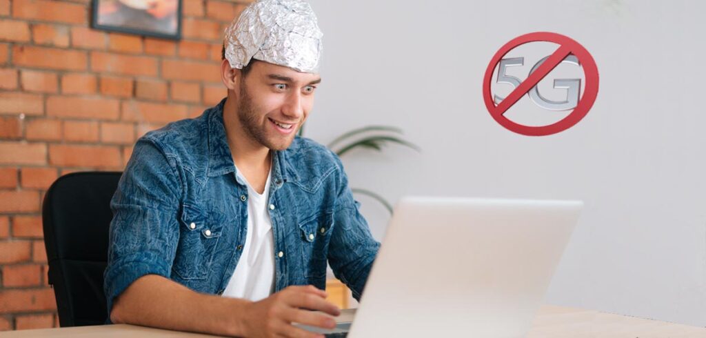 Ein Mann mit Aluhut vor einem Laptop. (c) AdobeStock/ K2