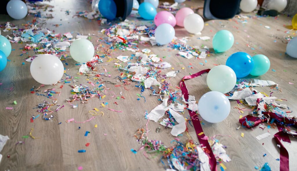 Verlieren ist »das neue Gewinnen« – zumindest bei politischen Wahlen in Österreich 1 Ein Raum nach einer Party mit Konfetti und Luftballonen auf dem Boden, Stichwort Wahlen.
(c) AdobeStock