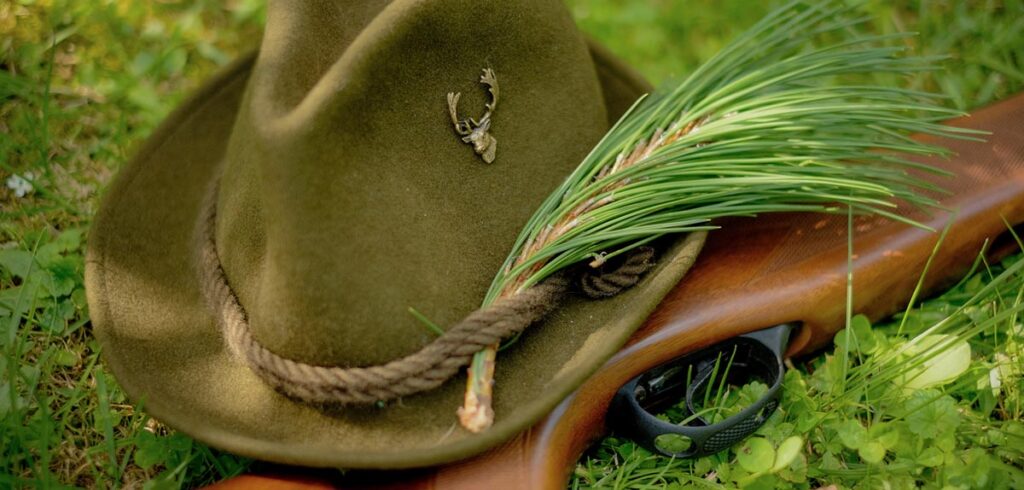 Ein Jagdhut auf einem Gewehr. (c) AdobeStock