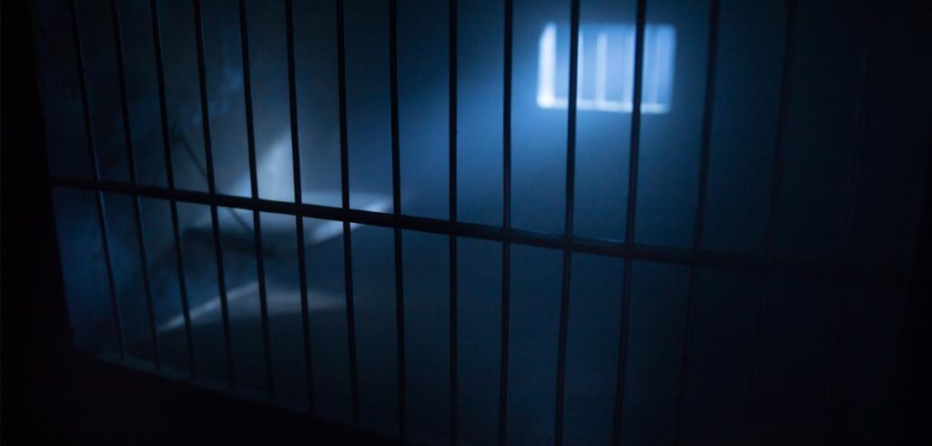 Kurz will Präsident werden, um Verfahren à la Trump loszuwerden Eine düstere, dunkle Gefängniszelle. (c) AdobeStock