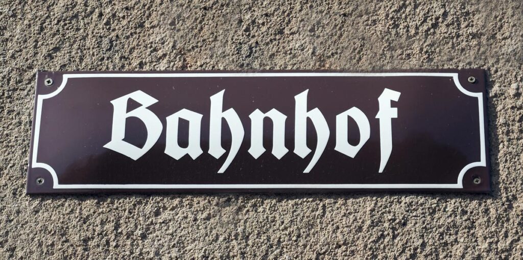 OÖ Landesregierung plant Dialektkurse für Asylwerber – Voi ohne schwanan, goi? 1 Ein Straßenschild, auf dem "Bahnhof" steht, Stichwort Dialketkurse.
(c) Pixabay.com