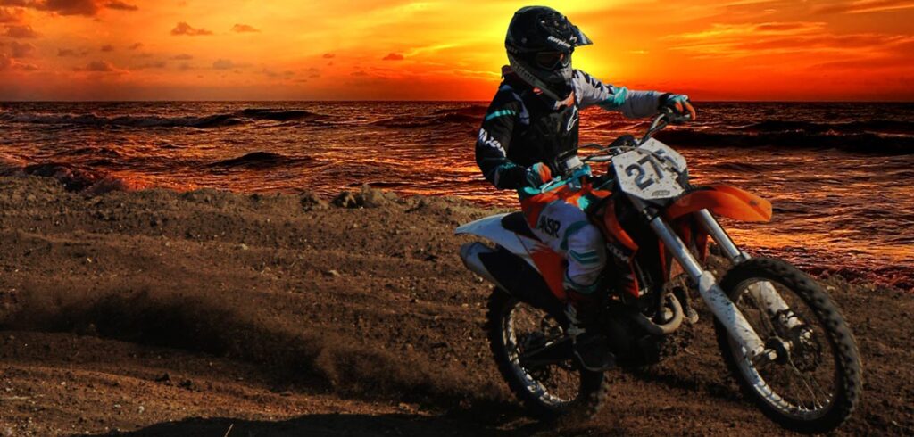 Enduro-Fahrer bei Sonnenuntergang. (c) Pixabay.com