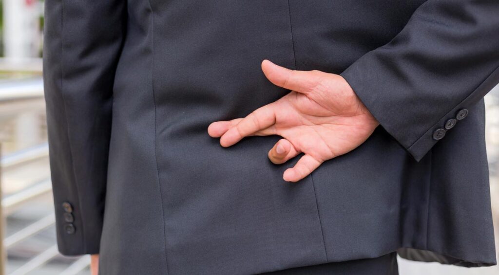 ÖVP-Imagewandel: Statt "Hure der Reichen" nun "Hure der Rechten" 1 Die Hand eines Mannes, der hinter seinem Rücken ein Hexenkreuz macht, Stichwort ÖVP.
(c) AdobeStock
