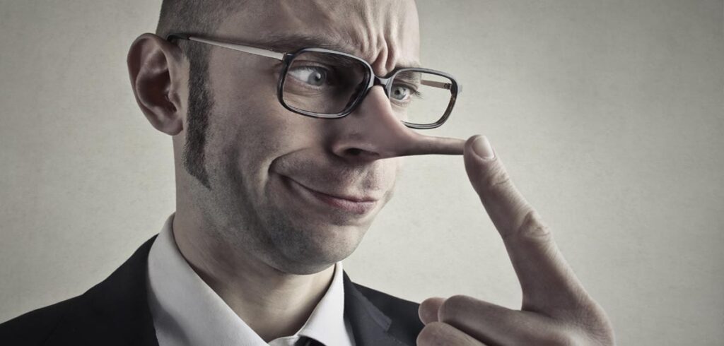 Ein Mann mit einer langen "Pinoccio-Nase". (c) AdobeStock