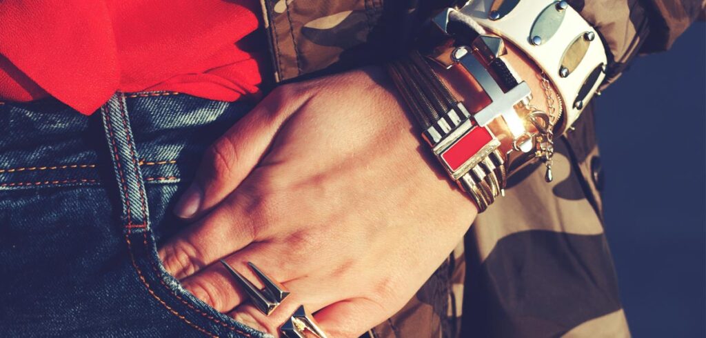 Die Hand einer Frau mit Schmuck um dem Handgelenk in einer Jeans-Hosentasche. (c) Pixabay.com