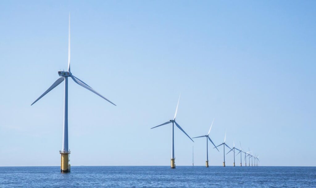 Kärnten: Nach Windräder auch Strommasten, Straßenlaternen und Seilbahnen verboten 1 Windräder im Meer.
(c) AdobeStock