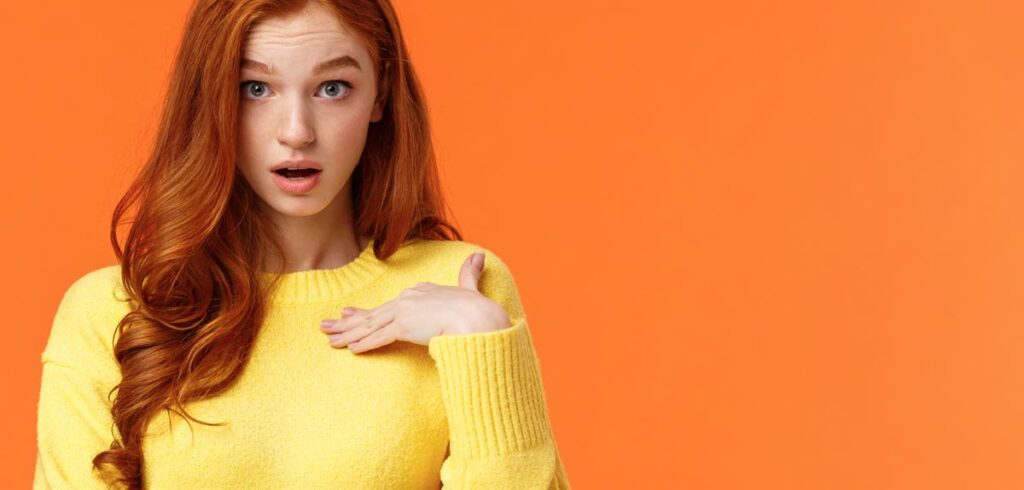 Eine Frau, die erstaunt schaut, Stichwort Politiker. (c) AdobeStock