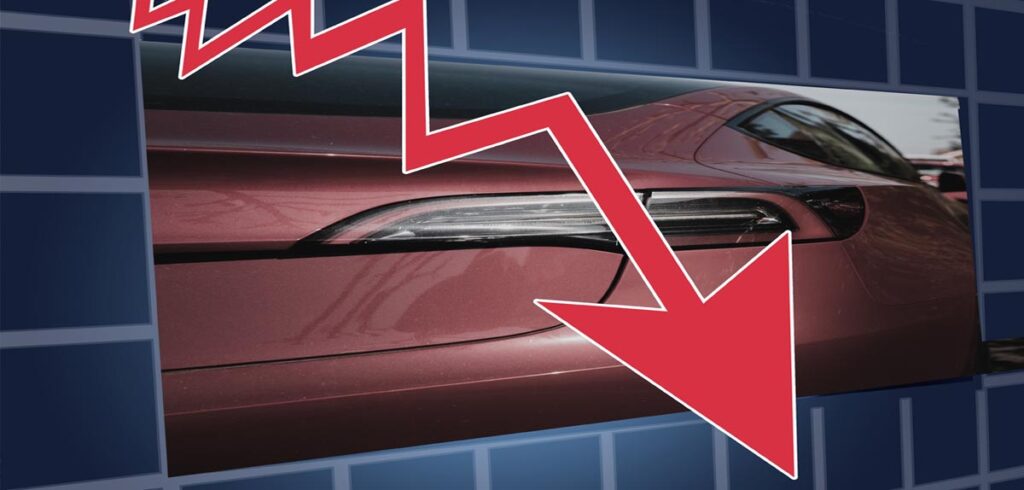 Ausschnitt eines Teslas, darüber ein Pfeil Richtung hinunter. (c) Pixabay.com/ K2