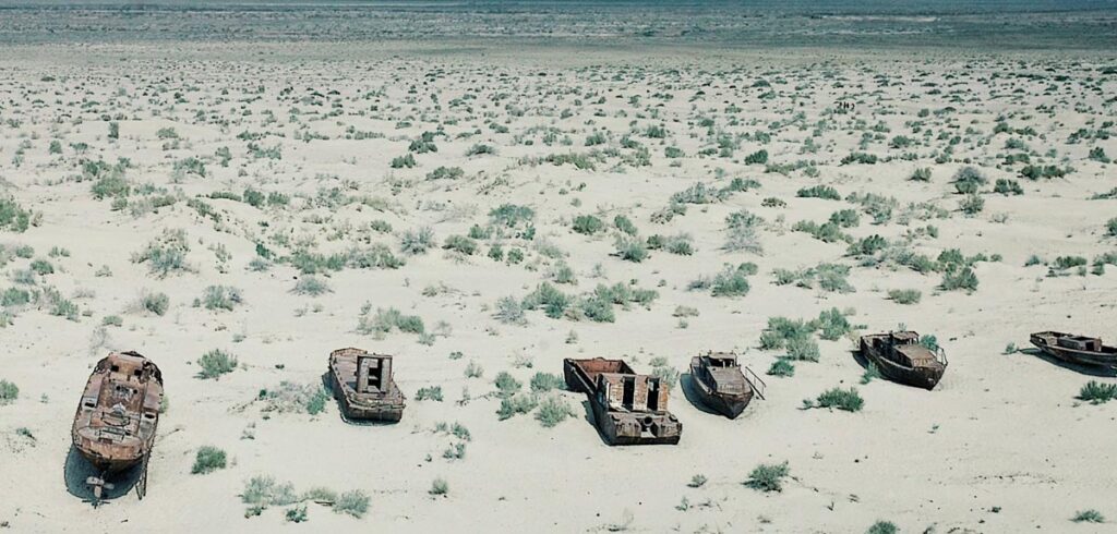 Ein ausgetrockneter See mit gestrandeten Booten. (c) AdobeStock