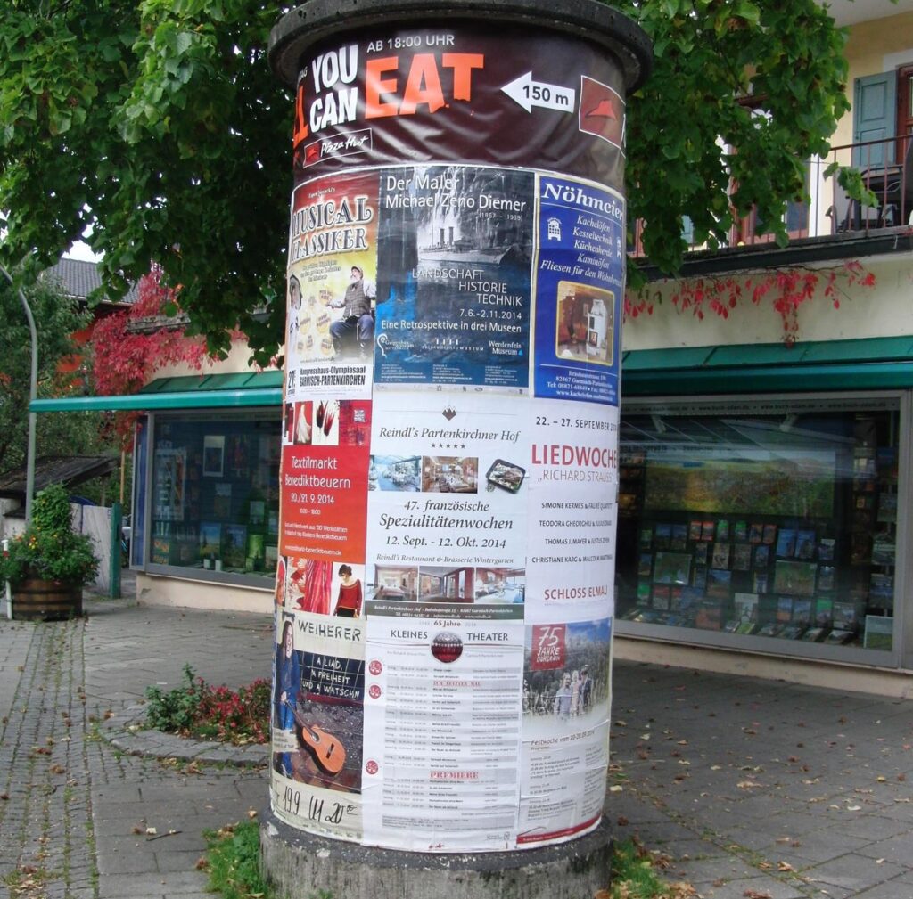 #ESC2026: Föderalismus wird zur Kunstform – 37 Städte, kein Plan, aber ein gutes Gefühl 1 Ein Litfaßsäule, Stichwort ESC2026.
(c) Sven Kleinschmidt from Pixabay