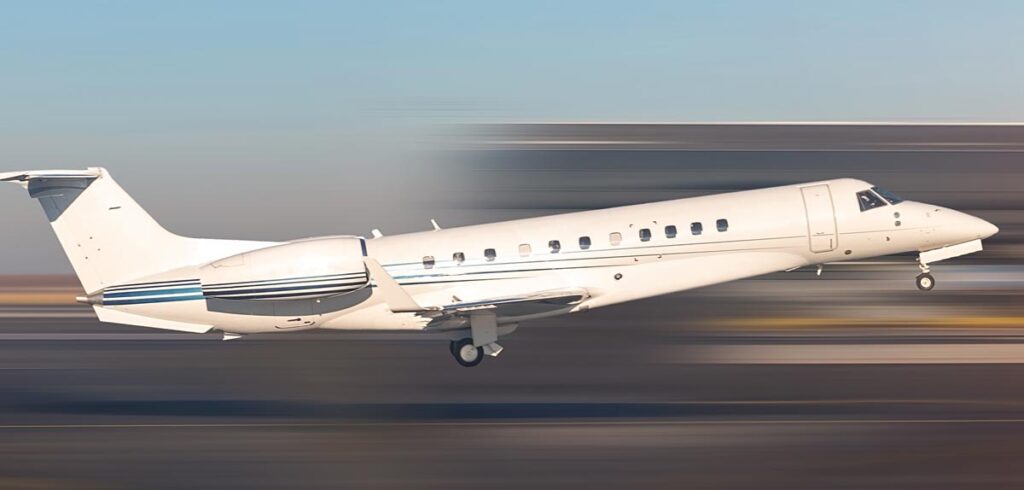 Ein Privatjet beim Starten. (c) AdobeStock