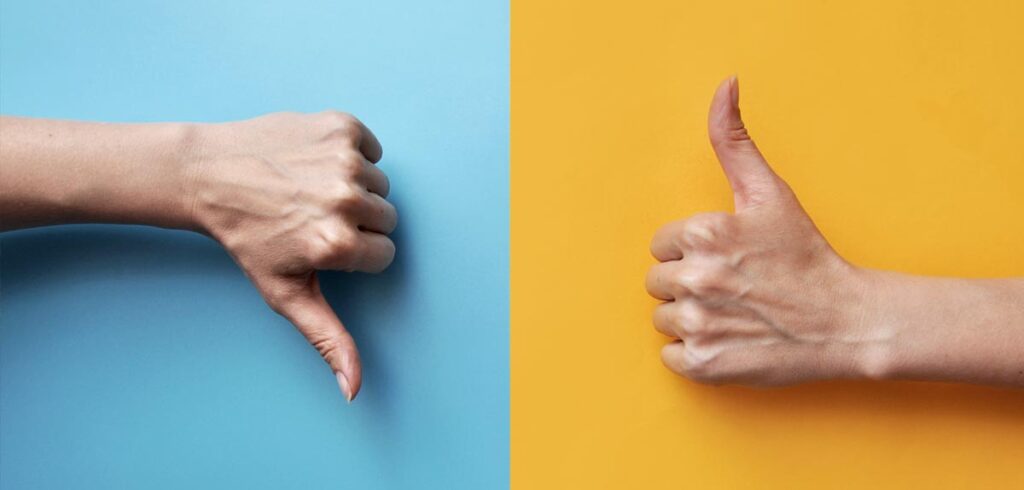 US-Zoll-Ping-Pong: Gericht hebt auf, Gericht setzt ein – ist das schon Performancekunst? Zwei Hände, die einmal Daumen runter und einmal Daumen rauf zeigen. (c) AdobeStock