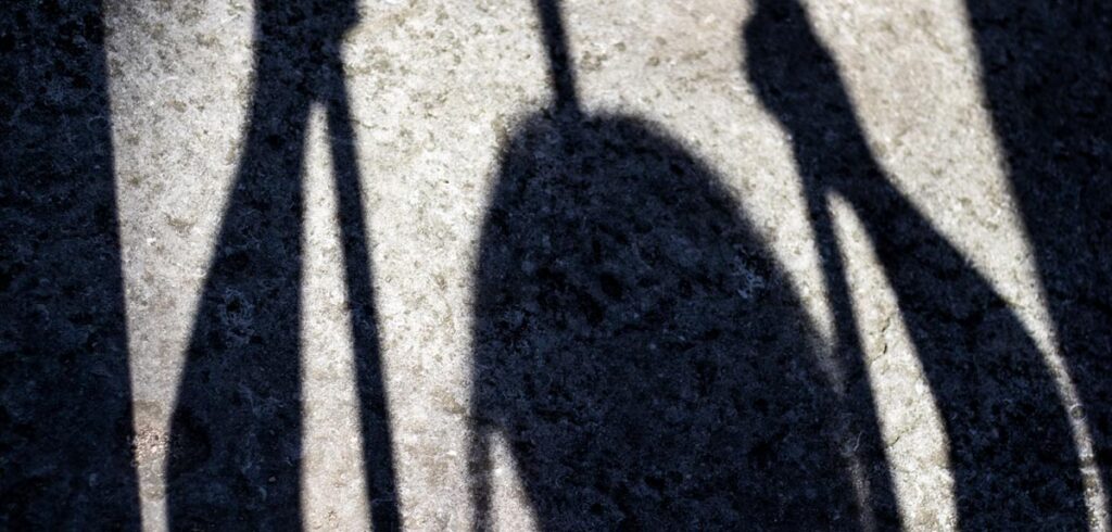 +++Exklusiv+++ Das 1. Interview mit KHG nach seinem Haftantritt im Innsbrucker Gefängnis Der Schatten einer Person, die hinter Gitter ist. (c) AdobeStock