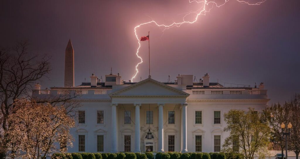 Musk vs. Trump – Popcorn-Aktien EXPLODIEREN! Die Show des Jahrhunderts beginnt 1 Ein Blitzeinschlag über dem Weißen Haus, Stichwort Popcorn
(c) AdobeStock