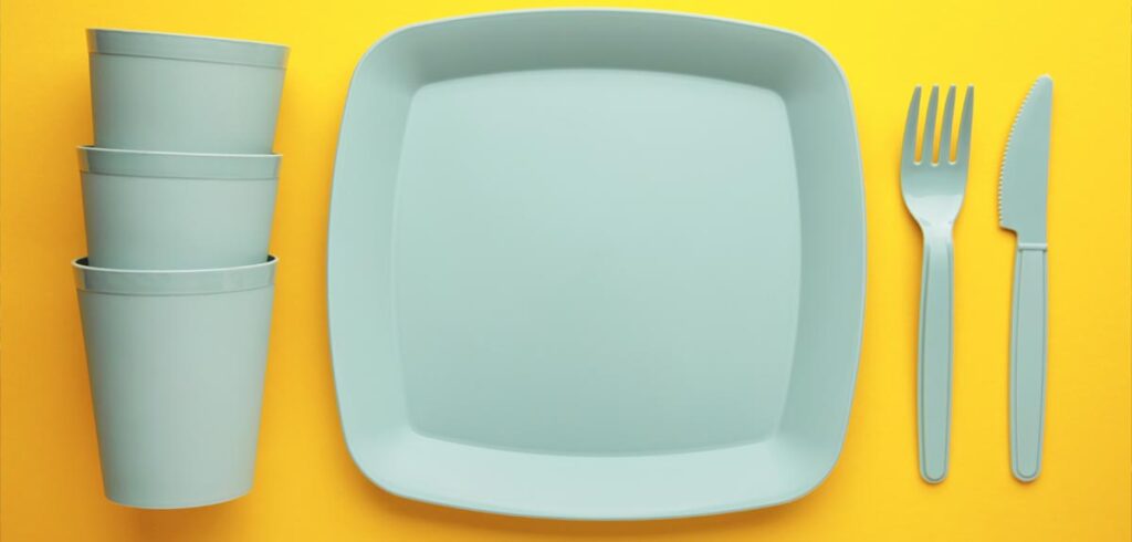 Plastikgeschirr. (c) AdobeStock