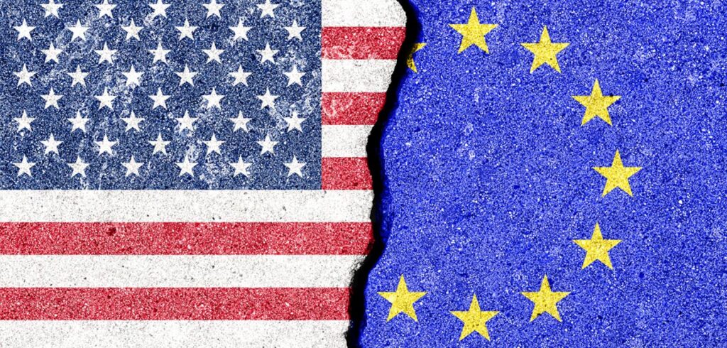US und EU-Flagge. (c) AdobeStock