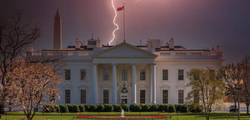 Das weiße Haus in Washington, darüber ein Blitz, der scheinbar in das Gebäude einschlägt. (c) AdobeStock