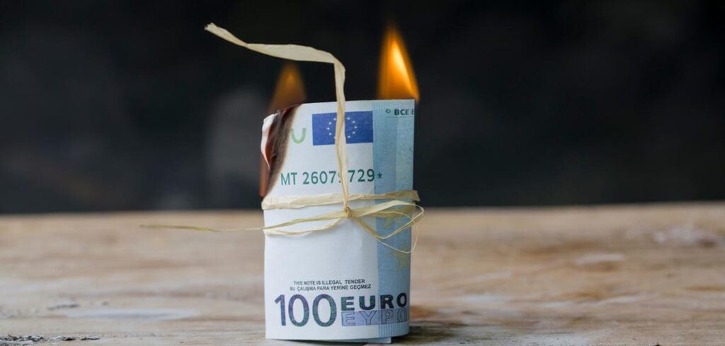 Ein brennender 100 Euro Schein. (c) AdobeStock