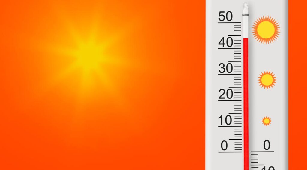 Ein Thermometer, das über 40 Grad anzeigt, dahinter die glühende Sonne/ Hitze, Stichwort Klimaziel.
(c) AdobeStock