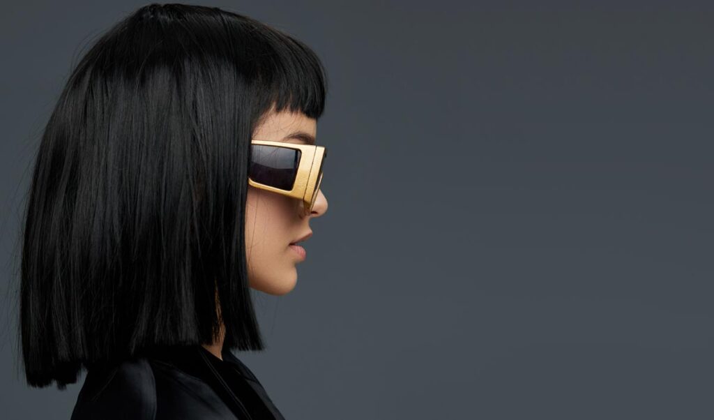 Das Profil einer jungen Frau mit Designerbrille.
(c) AdobeStock