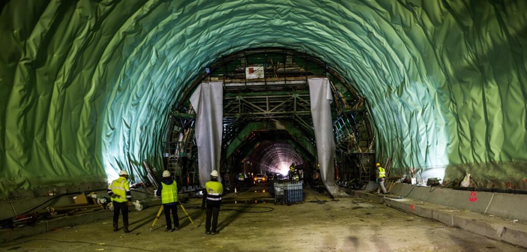 Arbeiter in einer Tunnelröhre. (c) AdobeStock