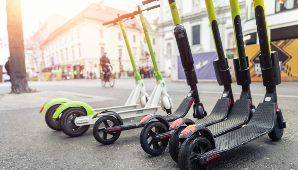 Abgestellte E-Scooter.
(c) AdobeStock