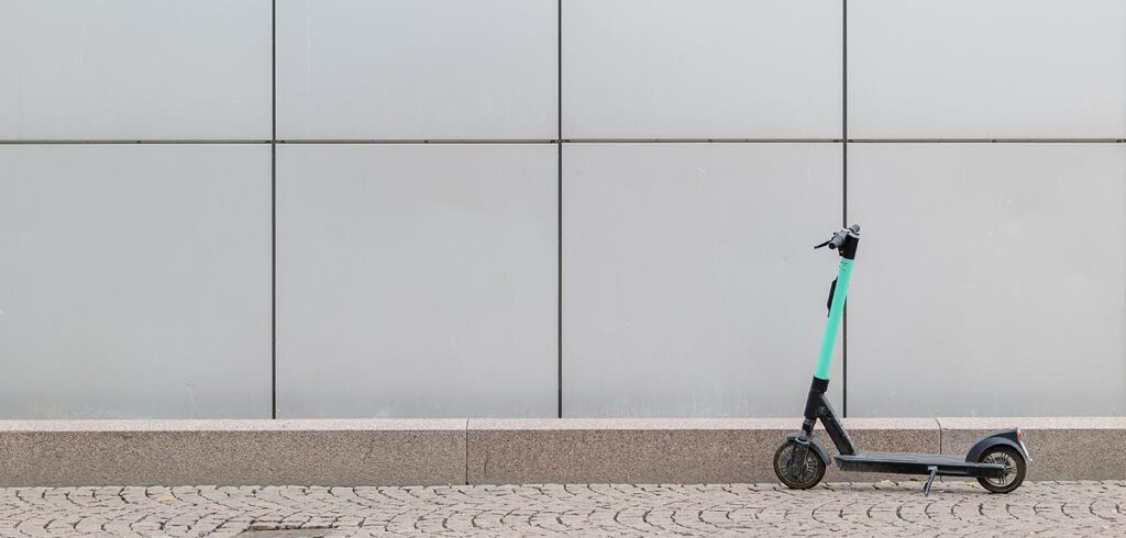 Ein abgestellter eScooter vor einer Wand. (c) AdobeStock